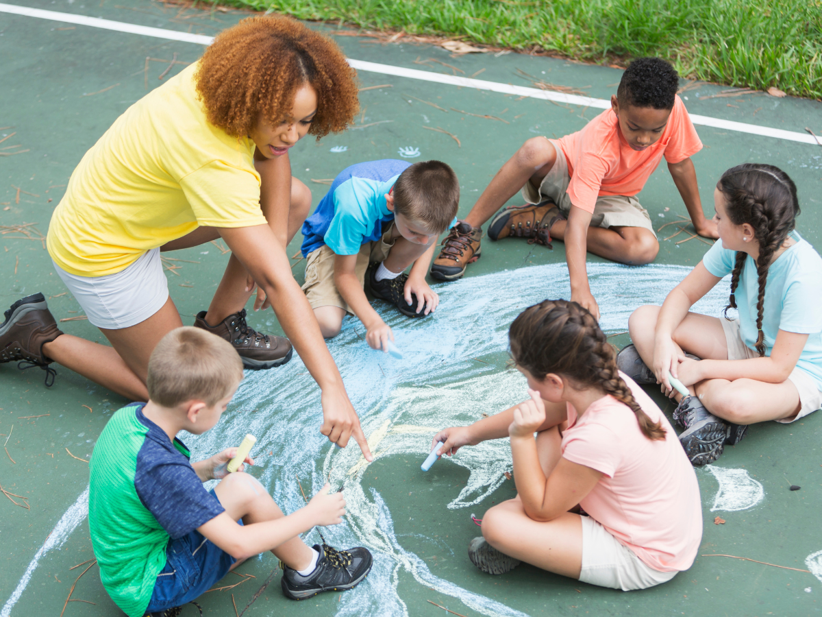 Flexible jobs for college students: Camp counselor and kids drawing with chalk